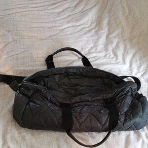 Sol And Selene Grey Quilted Athletic/ Weekend/ Overnight Bag